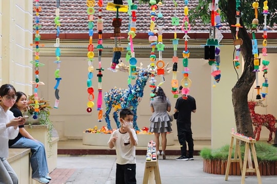 Triển lãm “Kỷ nguyên nhựa”: Hành trình tái sinh của những món đồ chơi cũ