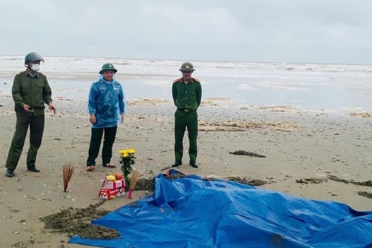 Phát hiện 2 thi thể ngư dân vụ chìm tàu Nghệ An trôi dạt vào bờ biển Hà Tĩnh