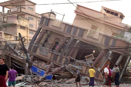 Mùi tử khí và cảnh tượng hoang tàn bao trùm khắp khu vực động đất ở Myanmar