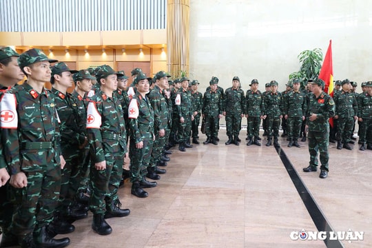 Hình ảnh 80 quân nhân lên đường sang Myanmar hỗ trợ khắc phục hậu quả động đất