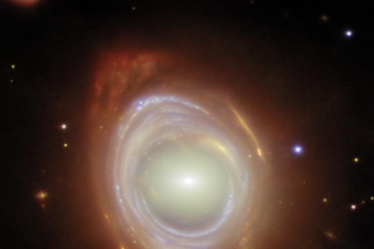 Kính viễn vọng James Webb chụp được cảnh hai thiên hà tạo ra 'vòng Einstein' tuyệt đẹp