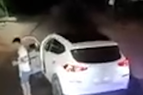 Xác minh thông tin thanh niên đậu xe con chặn đường xe tải