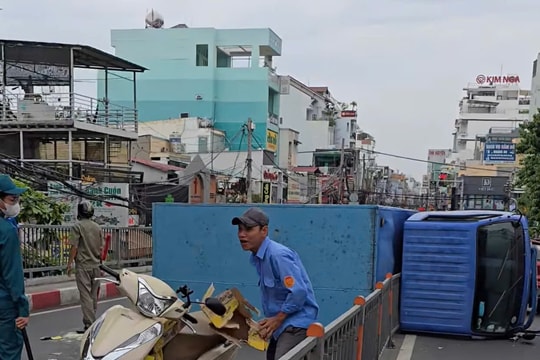 Xe tải lật ngang giữa cầu rồi va vào xe ô tô, xe máy đang chạy