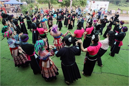 Đồng bào các dân tộc tự hào là con cháu Rồng Tiên