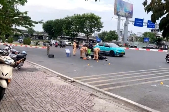 Xe bồn va chạm với xe máy, 2 người nguy kịch