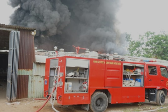 Đà Nẵng: Cháy lớn tại xưởng phế liệu