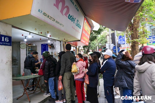 Người dân xếp hàng dài chờ đợi mua bánh trôi, bánh chay ngày Tết Hàn thực