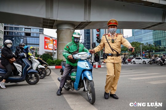 Tài xế xe máy ngơ ngác bị xử phạt "không chấp hành hiệu lệnh, chỉ dẫn của vạch kẻ đường"
