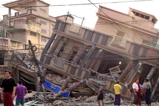 Động đất ở Myanmar: Số người tử vong lên tới 1.700, nỗi đau không kể xiết từ đống đổ nát
