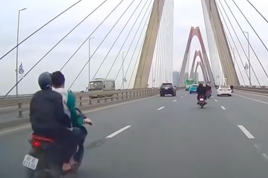 Xử lý nhóm thanh niên đi xe máy vi phạm an toàn giao thông trên cầu Nhật Tân