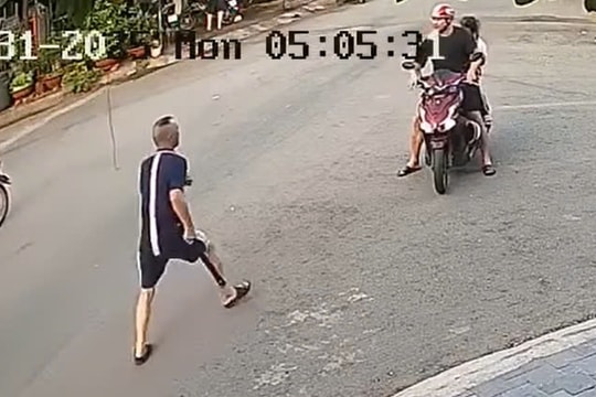 Bình Dương: Tài xế ô tô cầm gậy đánh người đàn ông đang chở con đi học