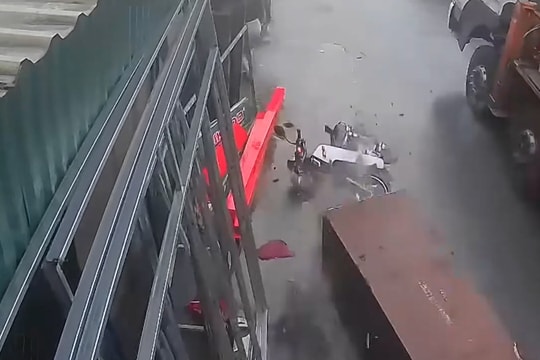 Cô gái thoát chết gang tấc khi khối gỗ “khủng” rơi xuống đường