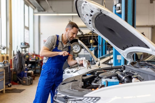 Nên thay dầu tổng hợp theo thời gian hay số km?