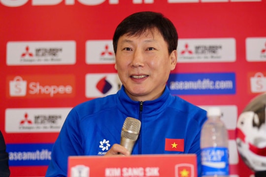 HLV Kim Sang-sik: Tăng cường cầu thủ nhập tịch để nâng tầm ĐT Việt Nam