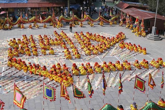 Hàng ngàn du khách về dự Lễ hội Phủ Dầy năm Ất Tỵ 2025