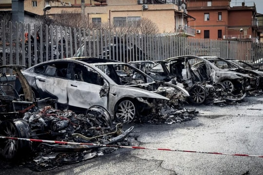 Hỏa hoạn tại đại lý Tesla thiêu rụi 17 chiếc xe, nghi bị phóng hỏa