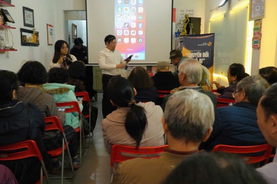 Lớp học AI đặc biệt: Khi người cao tuổi làm bạn với công nghệ