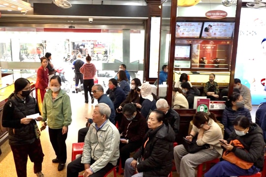 Giá vàng lên đỉnh, người dân nghỉ việc xếp hàng chờ mua