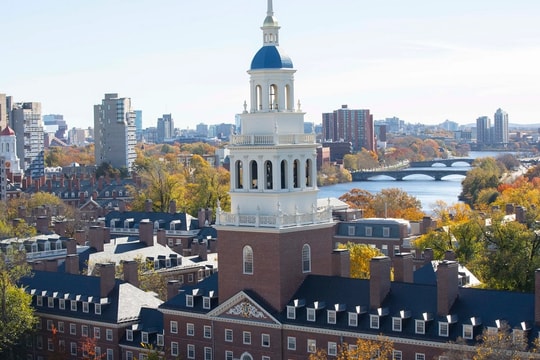 Chính quyền Mỹ xem xét cắt giảm hàng tỷ USD tài trợ cho Đại học Harvard