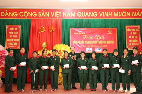 Tri ân các cựu dân quân Đại đội nữ pháo binh Ngư Thủy