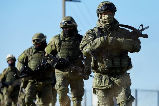 Quân đội Đức tiến sát biên giới, Nga tăng cường quân số kỷ lục