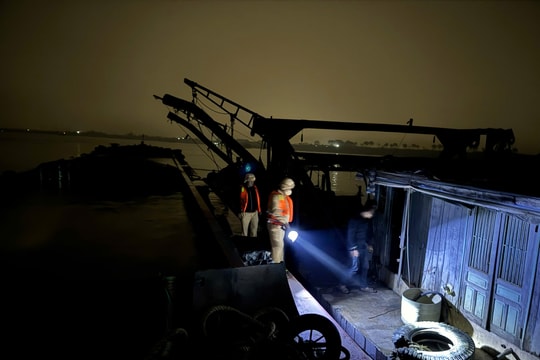 Cảnh sát phát hiện, bắt giữ tàu khai thác cát trái phép trên sông Hồng