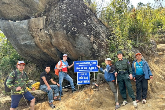 Chinh phục Tà Xùa 2025: Hành trình 'Bước chân trên mây' của báo giới