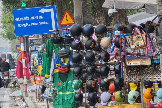 Mũ bảo hiểm “rởm” tràn lan vỉa hè Hà Nội