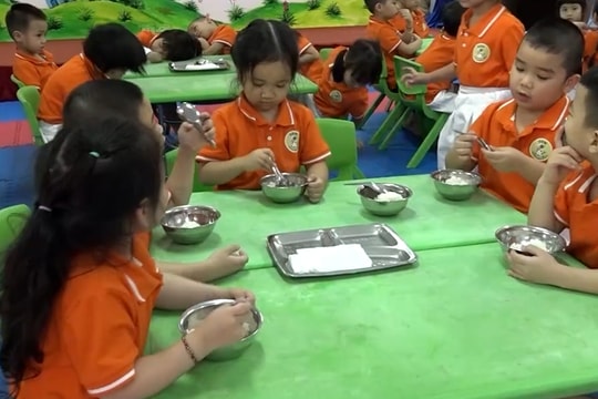 Bộ GD-ĐT: Tăng cường giám sát bếp ăn bán trú trường học