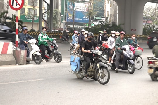 Nhiều xe máy bất chấp nguy hiểm đi ngược chiều, tạt đầu ô tô