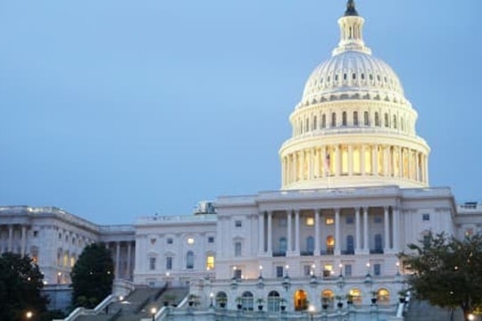Các Thượng nghị sĩ Hoa Kỳ lên kế hoạch đánh thuế 500% đối với người mua năng lượng của Nga nếu đàm phán hòa bình bị đình trệ