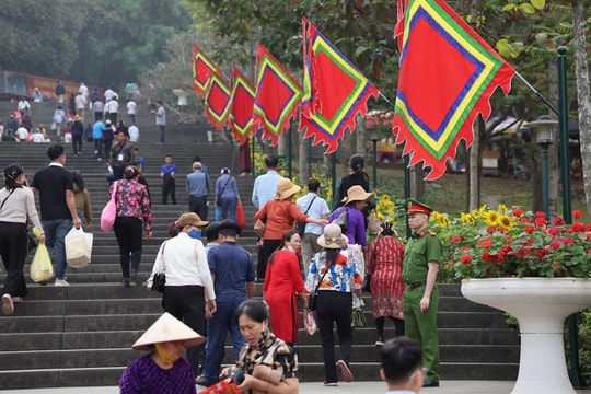 Công an tỉnh Phú Thọ tổ chức tuần tra đảm bảo an ninh trật tự tại Đền Hùng