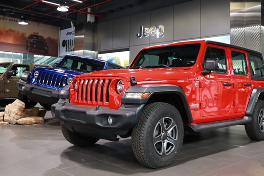 Giá ô tô nhập khẩu khó giảm dù thuế giảm