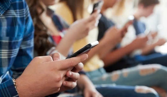 Giới trẻ và nỗi sợ 'lạc hậu' trên mạng xã hội: Bắt kịp xu hướng, bỏ lỡ giá trị?