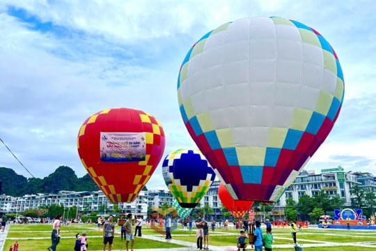 Ngắm toàn cảnh vịnh Hạ Long bằng khinh khí cầu