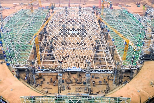 Nâng thành công mái trung tâm Nhà ga hành khách cảng hàng không Long Thành