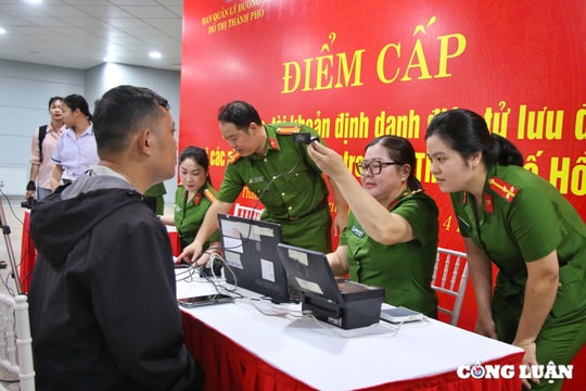 Người dân TP HCM đến ga Metro làm căn cước, định danh điện tử