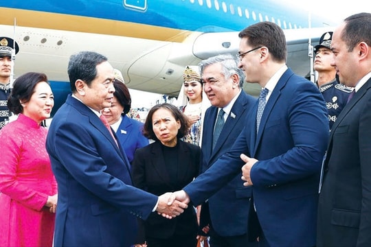 Chủ tịch Quốc hội bắt đầu tham dự Đại hội đồng IPU-150, thăm Uzbekistan