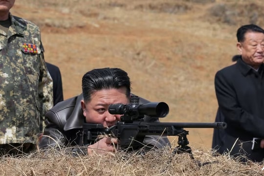 Ông Kim Jong Un thử súng bắn tỉa mới