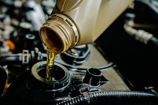 Có nên đổ dầu vào động cơ nóng không?