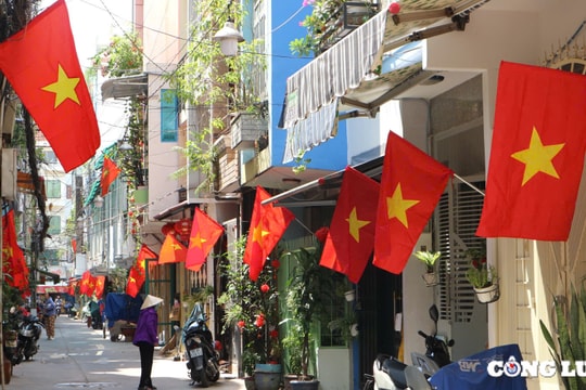 TP HCM ngập tràn cờ đỏ sao vàng trước ngày Giỗ Tổ Hùng Vương