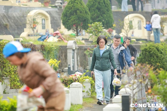 Người Hà Nội vượt hàng chục km đi tảo mộ trong tiết thanh minh