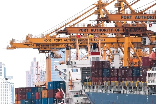 Mỹ bắt đầu thu thuế 10% và phản ứng từ các nước