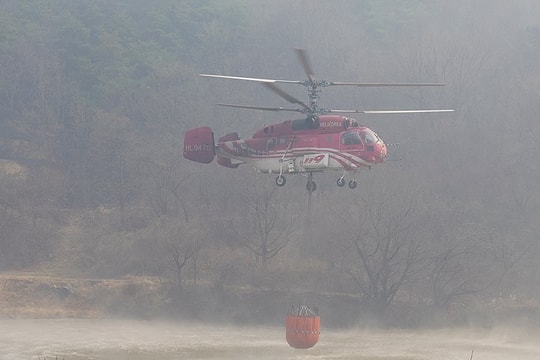 Thêm một trực thăng rơi khi cứu hỏa ở Hàn Quốc, phi công tử nạn
