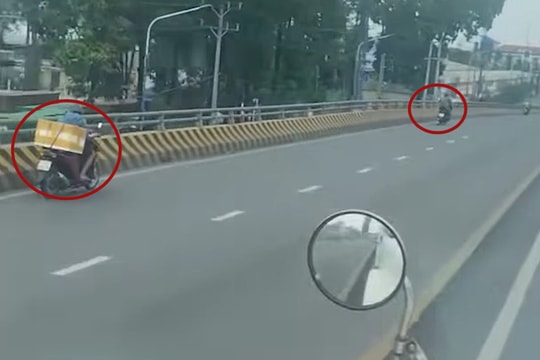 Nhiều xe máy nối đuôi nhau chạy ngược chiều trên cầu vượt ở Bình Dương