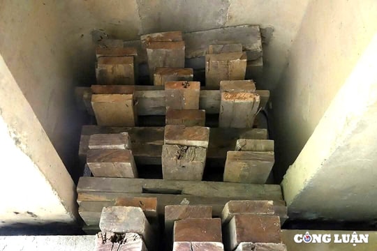 Nguy cơ từ khe co giãn hư hỏng, cầu Rác được 'chống đỡ' bằng ván gỗ