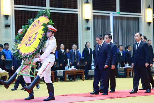 Thủ tướng Chính phủ Phạm Minh Chính viếng và dự Lễ truy điệu đồng chí Khamtay Siphandone