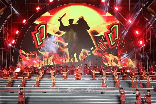 Rực rỡ đêm khai mạc Lễ hội Hoa Lư 2025: Khơi nguồn đế đô, lan tỏa giá trị nghìn năm