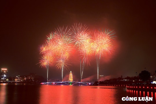 Hàng vạn người dân 'mãn nhãn' với màn pháo hoa chào mừng Lễ hội đền Hùng 2025