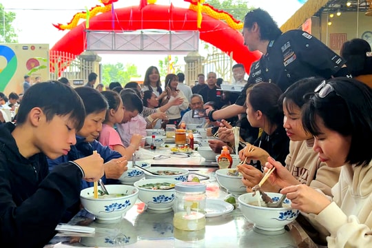 6.000 bát phở nóng hổi chiêu đãi người dân tại lễ hội phở Vân Cù, Nam Định